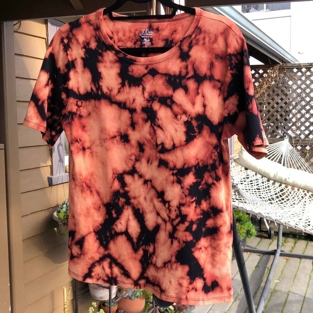 Jcrew L black and orangie tones.. ‘perfect fit’ tee. Worn 1x… thick material.